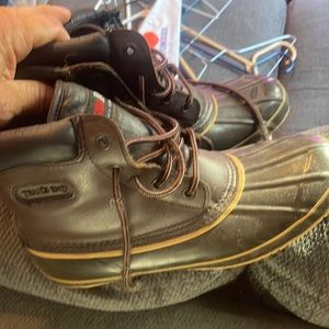 Winter boot, trails end